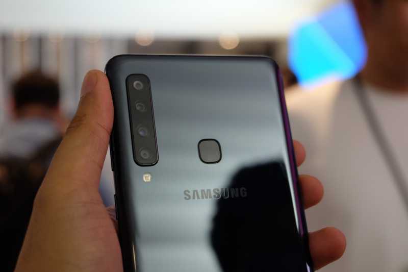 Menggengam Galaxy A9, Ponsel 4 Kamera Pertama di Dunia Tanpa Notch Menggengam Galaxy A9, Ponsel 4 Kamera Pertama di Dunia Tanpa Notch