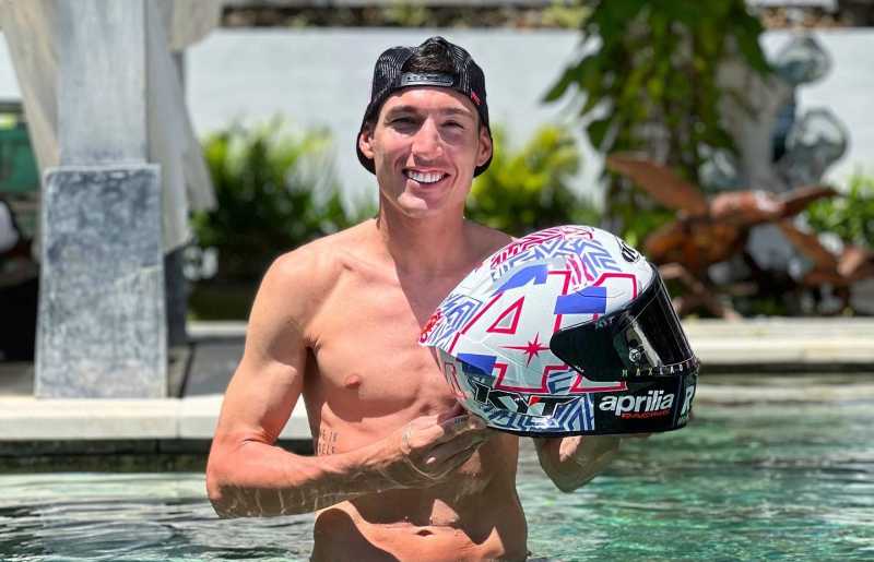 Instagram Espargaro Udah 1 Juta Follower, Jadi Lempar Helm Gak Nih? Instagram Espargaro Udah 1 Juta Follower, Jadi Lempar Helm Gak Nih?