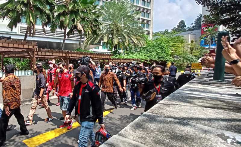 Parade MotoGP Mandalika: Aksi Pecco Samperin Fans di Luar Pagar Hotel Parade MotoGP Mandalika: Aksi Pecco Samperin Fans di Luar Pagar Hotel