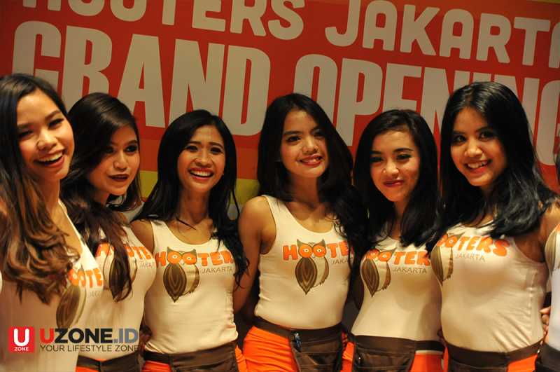 Mengintip Pramusaji Seksi Hooters Girl