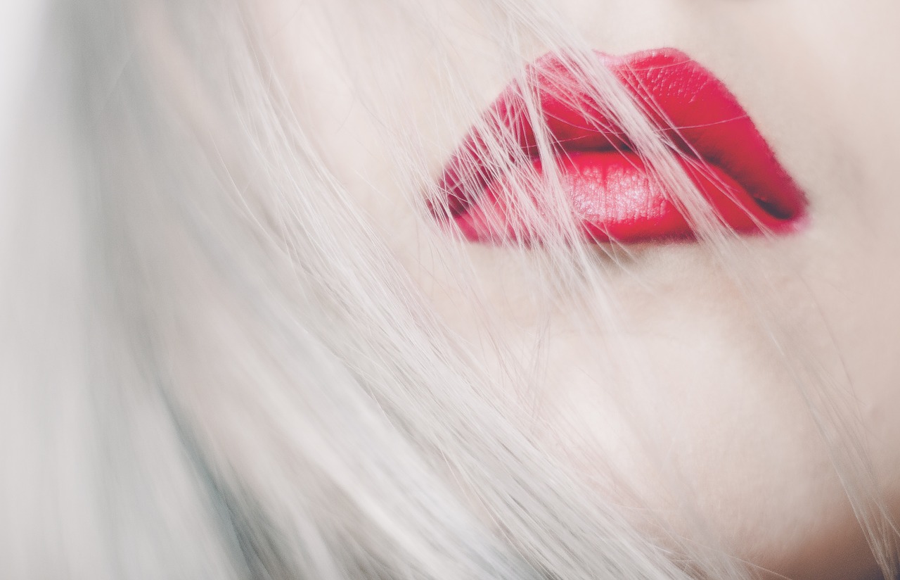 Tips Bikin Bibir Tetap Lembab Meski Pakai Lipstick Seharian