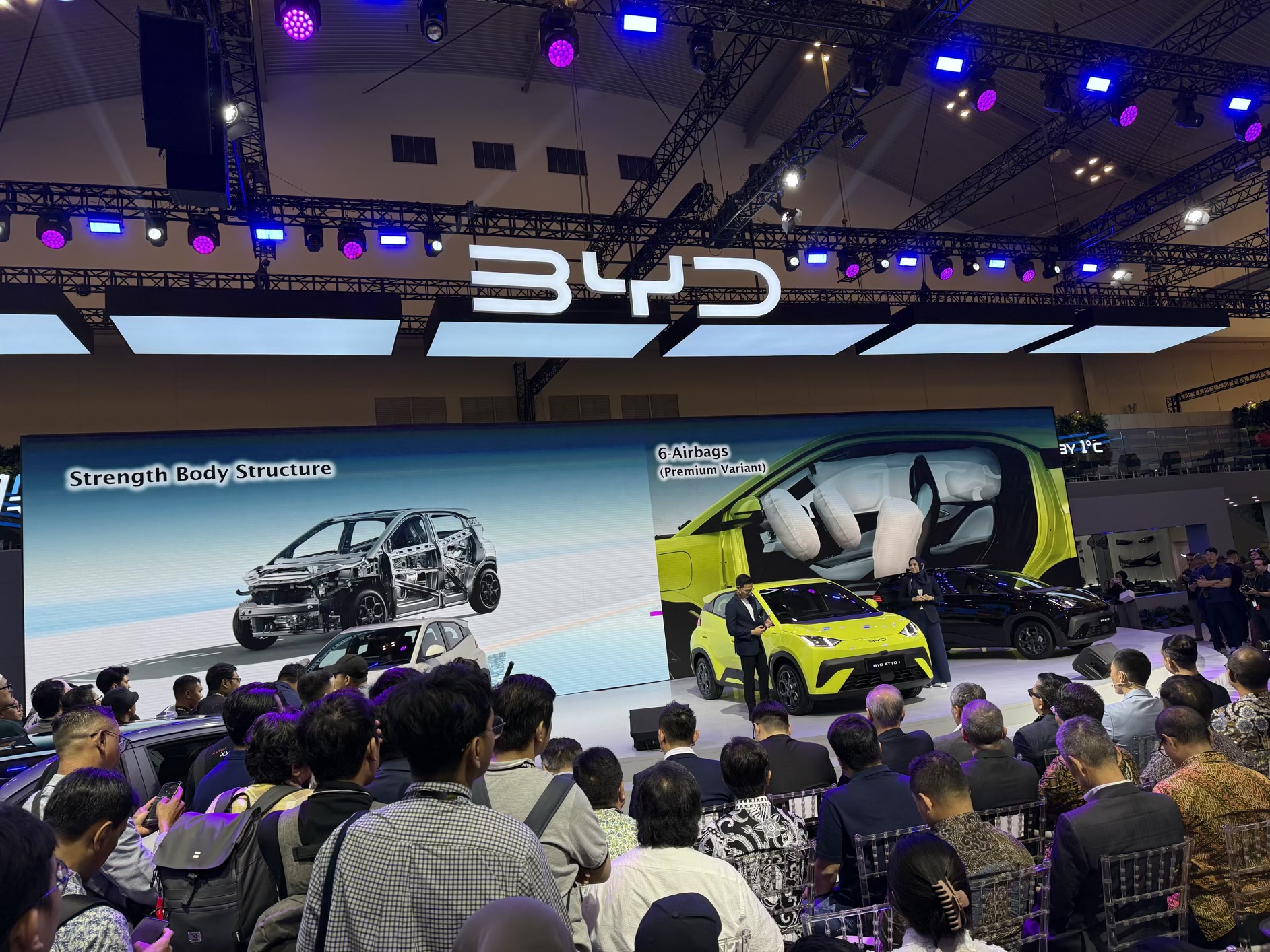BYD Atto 1 Meluncur di GIIAS 2025, Harga Termurah di Bawah Rp200 Jutaan! BYD Atto 1 Meluncur di GIIAS 2025, Harga Termurah di Bawah Rp200 Jutaan!