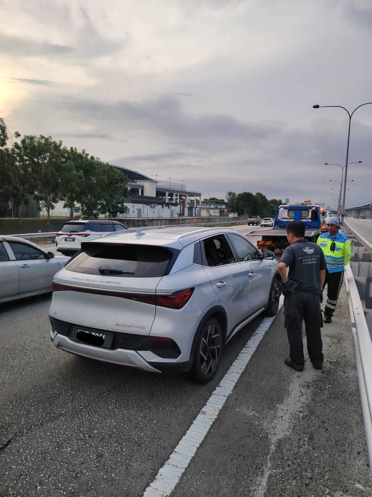 BYD Atto 3 Mendadak Rem Sendiri di Tol, Nyaris Bikin Celaka
