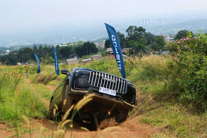 Offroad Pakai SUV Mewah Jaecoo J8 AWD Titisan Range Rover, Emang Bisa?