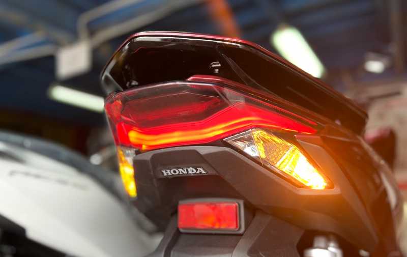 Bukan Buat Lurus, Ini Fungsi Lampu Hazard di Motor