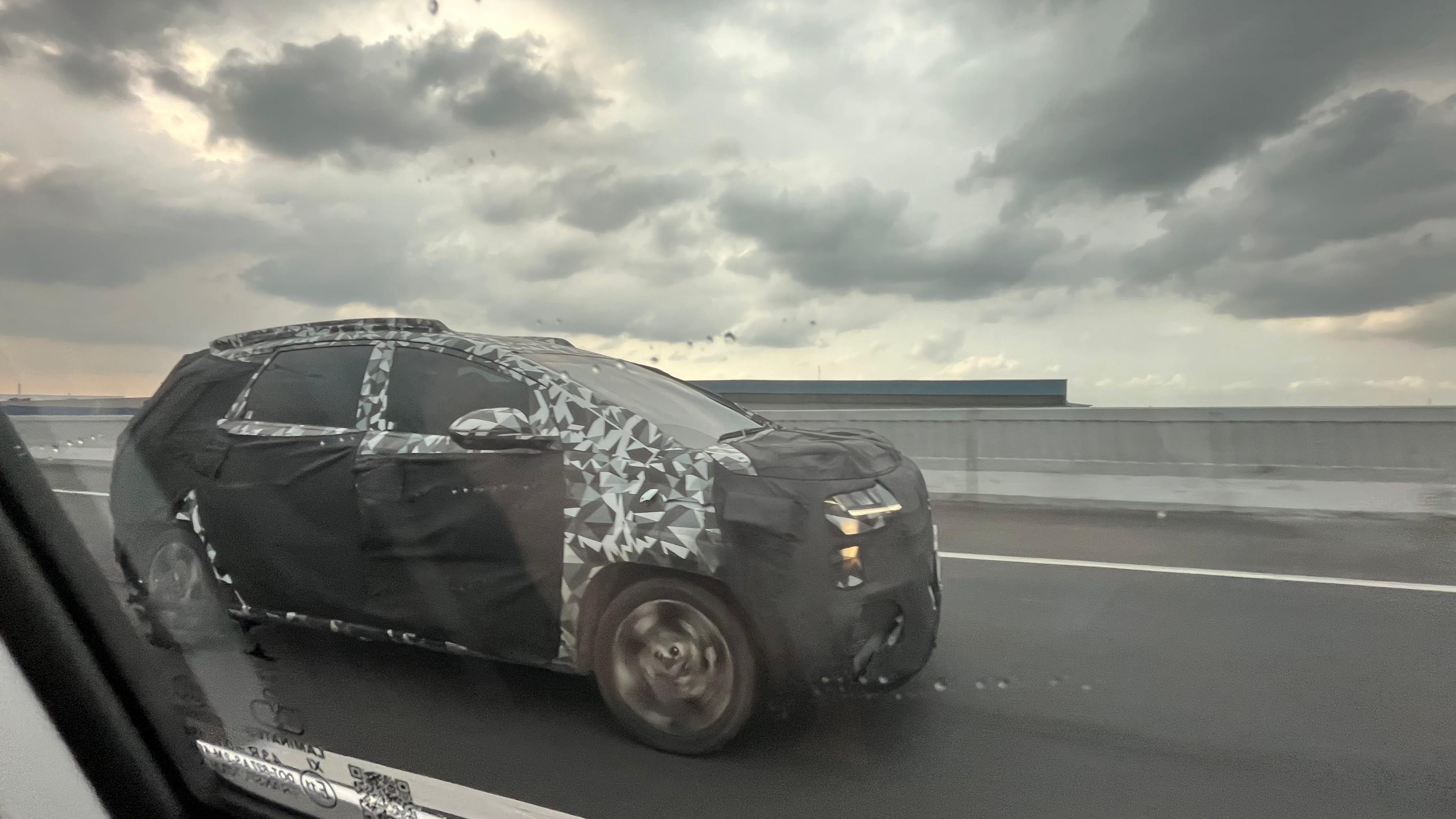 Muncul Mobil Berkamuflase di Tol MBZ, Diduga Hyundai Stargazer Terbaru