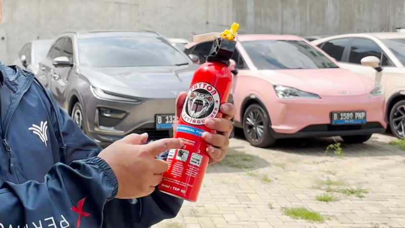 Sering Kebakaran, Ini Tips Aman Pakai APAR di Mobil Listrik Sering Kebakaran, Ini Tips Aman Pakai APAR di Mobil Listrik