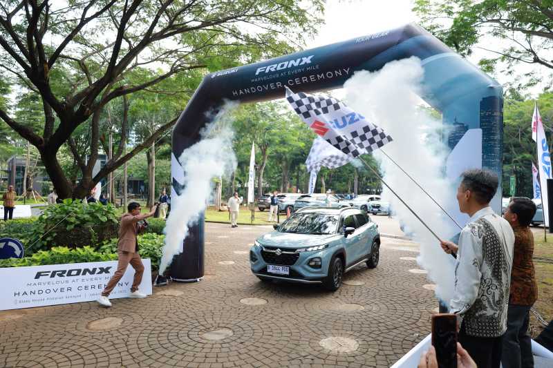 Suzuki Serahkan Puluhan Unit Pertama Fronx ke Konsumen