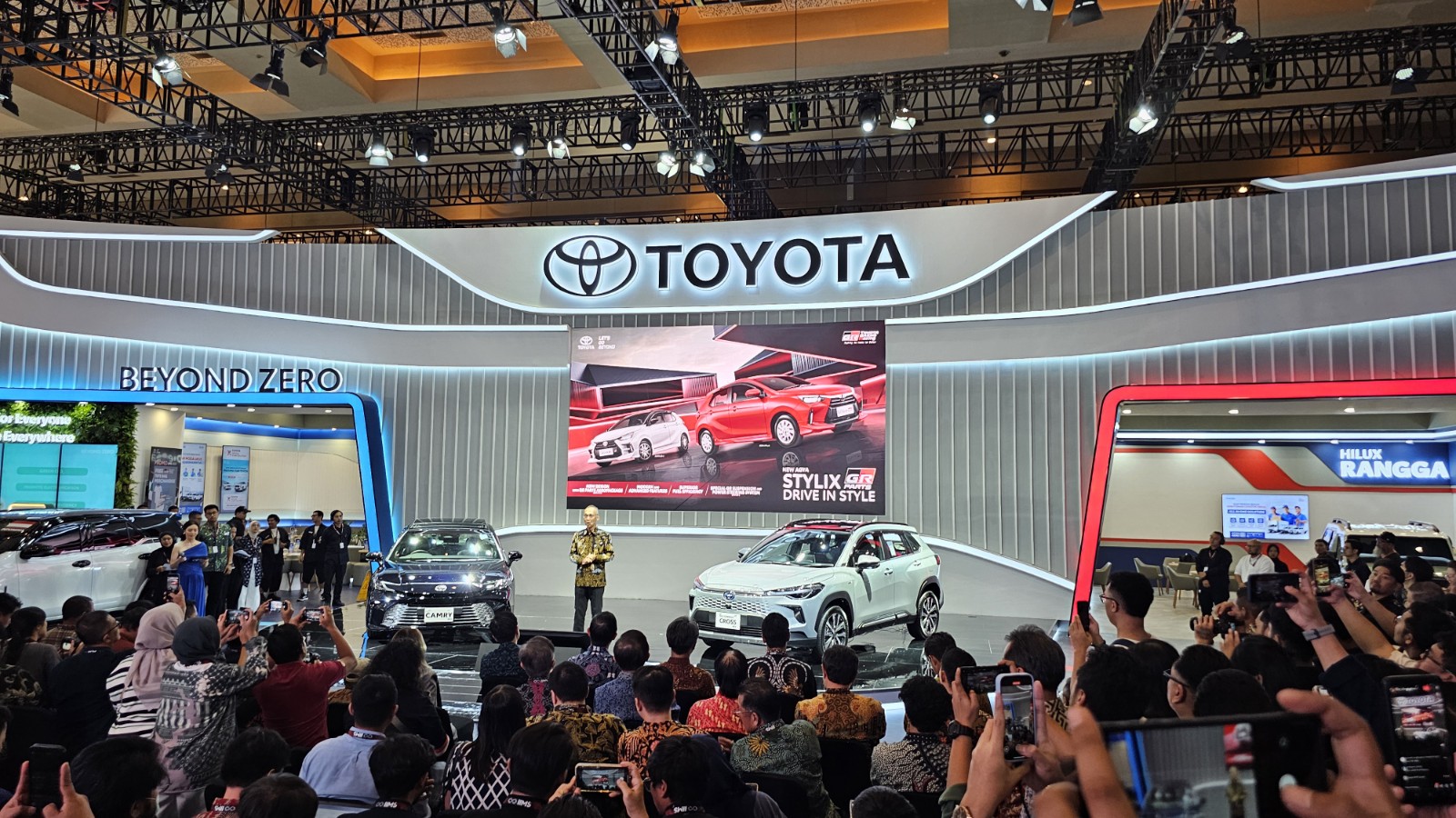 Dua Mobil Hybrid Toyota Meluncur di IIMS 2025: Corolla Cross dan Camry