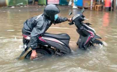 Ingat Lagi, Jangan Paksa Nyalain Motor yang Terendam Banjir