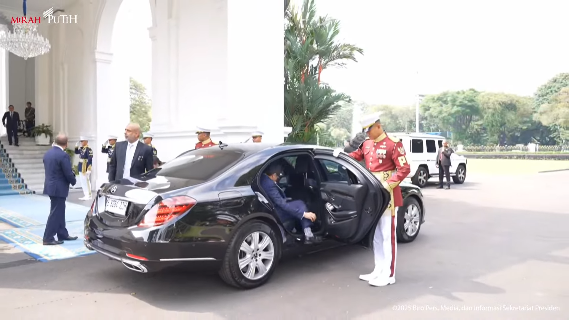 Adu Spesifikasi Pindad Maung Prabowo vs Mercedes-Benz Bill Gates