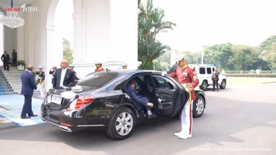 Adu Spesifikasi Pindad Maung Prabowo vs Mercedes-Benz Bill Gates