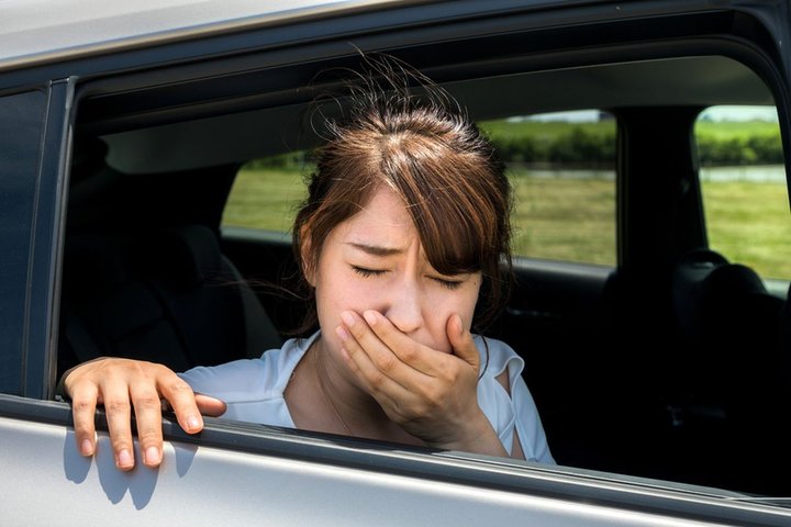 Mengapa Penumpang Mobil Listrik Sering Mengalami Mual?