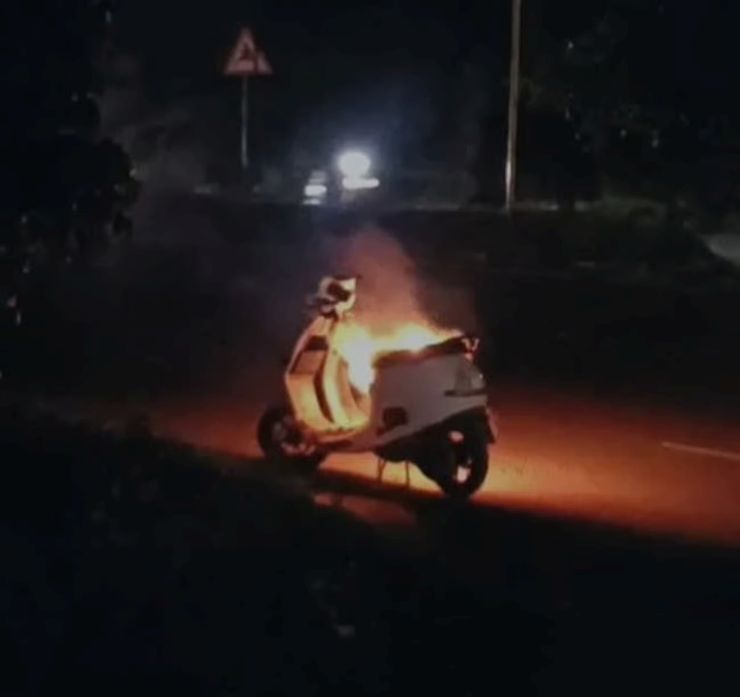 Sempat Mogok, Motor Listrik Ini Malah Terbakar Saat Coba Dinyalakan Sempat Mogok, Motor Listrik Ini Malah Terbakar Saat Coba Dinyalakan