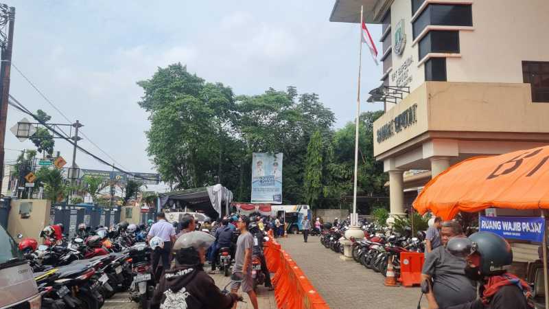 Kondisi Samsat Masih Ramai Menjelang Akhir Pemutihan Pajak Kondisi Samsat Masih Ramai Menjelang Akhir Pemutihan Pajak