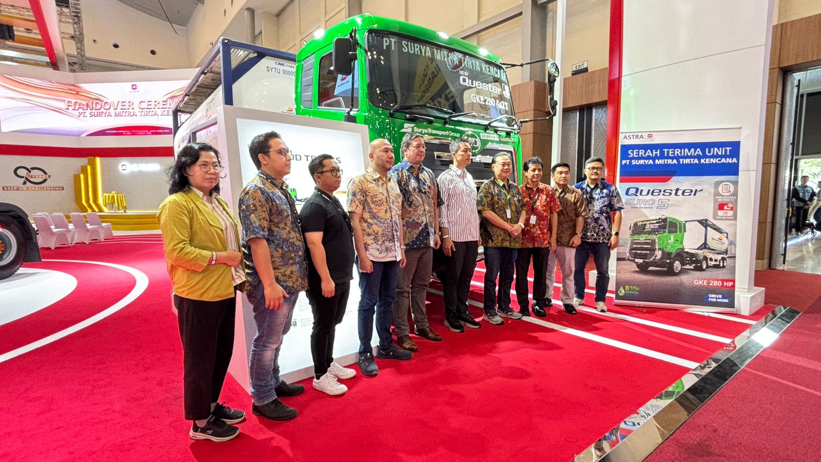 UD Trucks Serahkan 9 Unit Truk Quester ke Konsumen di GIIAS 2025