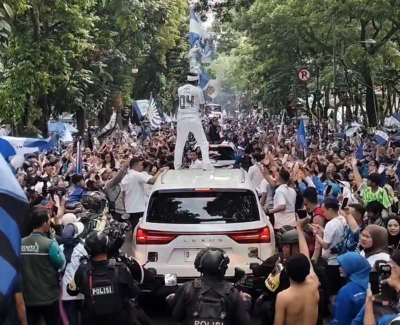 Dedi Mulyadi Injak-injak Mobil Rp3 Miliar Saat Konvoi Persib