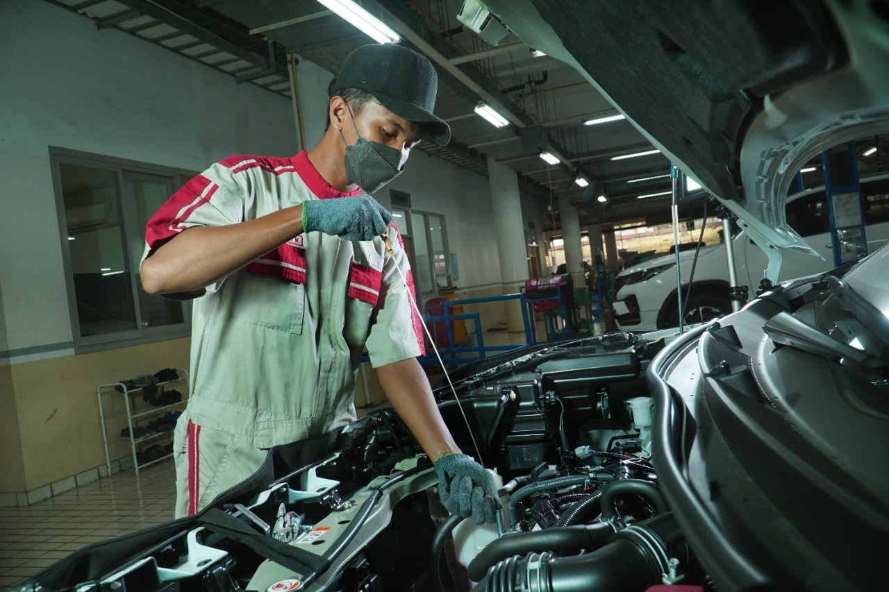 Patokan Ganti Oli Mobil, Jarak Tempuh atau Durasi Pemakaian Sih?