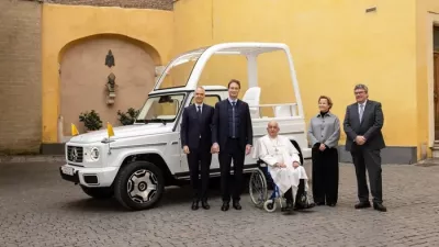 Popemobile Kini Disulap jadi Klinik Kesehatan Anak di Gaza