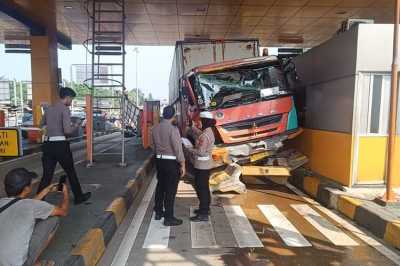 Kecelakaan Truk Terjadi Lagi! Kini di Gerbang Tol Ciawi