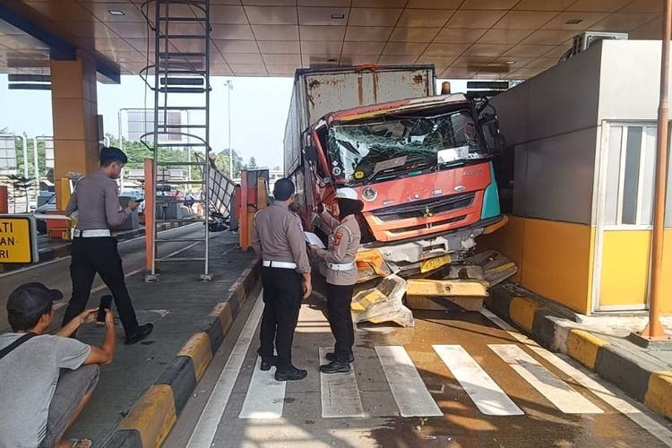 Kecelakaan Truk Terjadi Lagi! Kini di Gerbang Tol Ciawi Kecelakaan Truk Terjadi Lagi! Kini di Gerbang Tol Ciawi