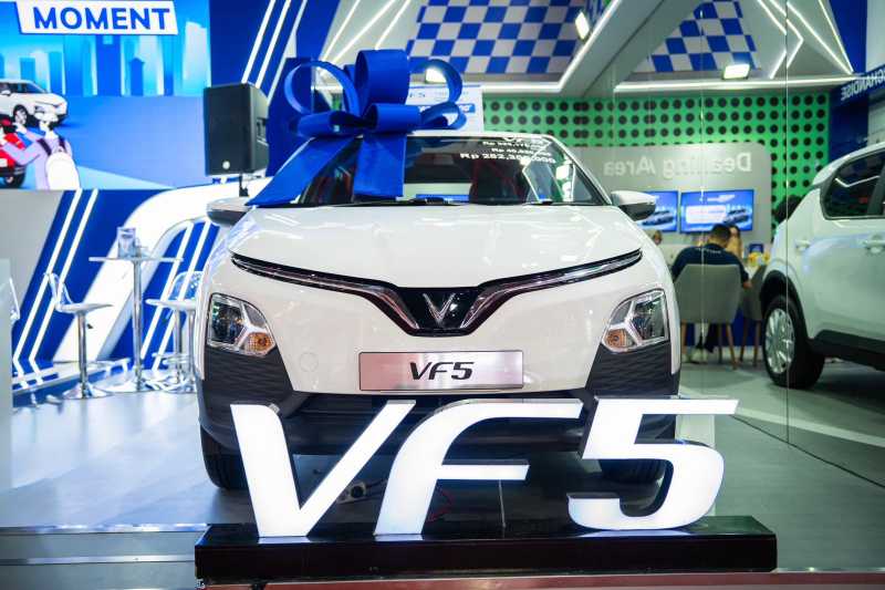 Selfie Bareng VinFast VF 5 di Jakarta Fair, Bisa Bawa Pulang Mobilnya
