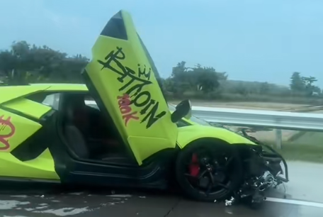 Viral Lamborghini Revuelto Kecelakaan di Tol Lewati Batas Kecepatan!