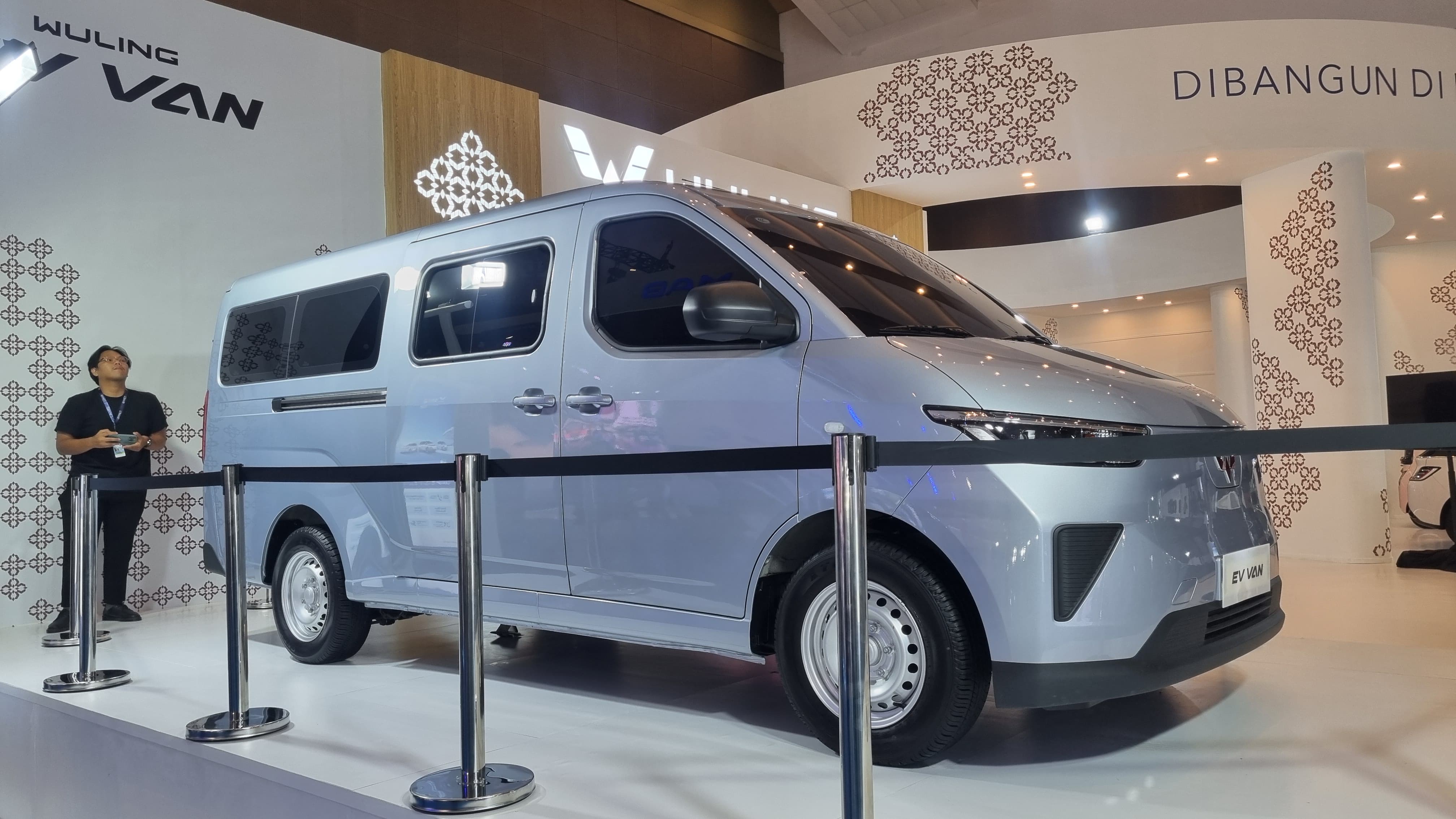 Wuling EV Van Diperkenalkan di PEVS 2025, Pesaing DFSK Gelora EV