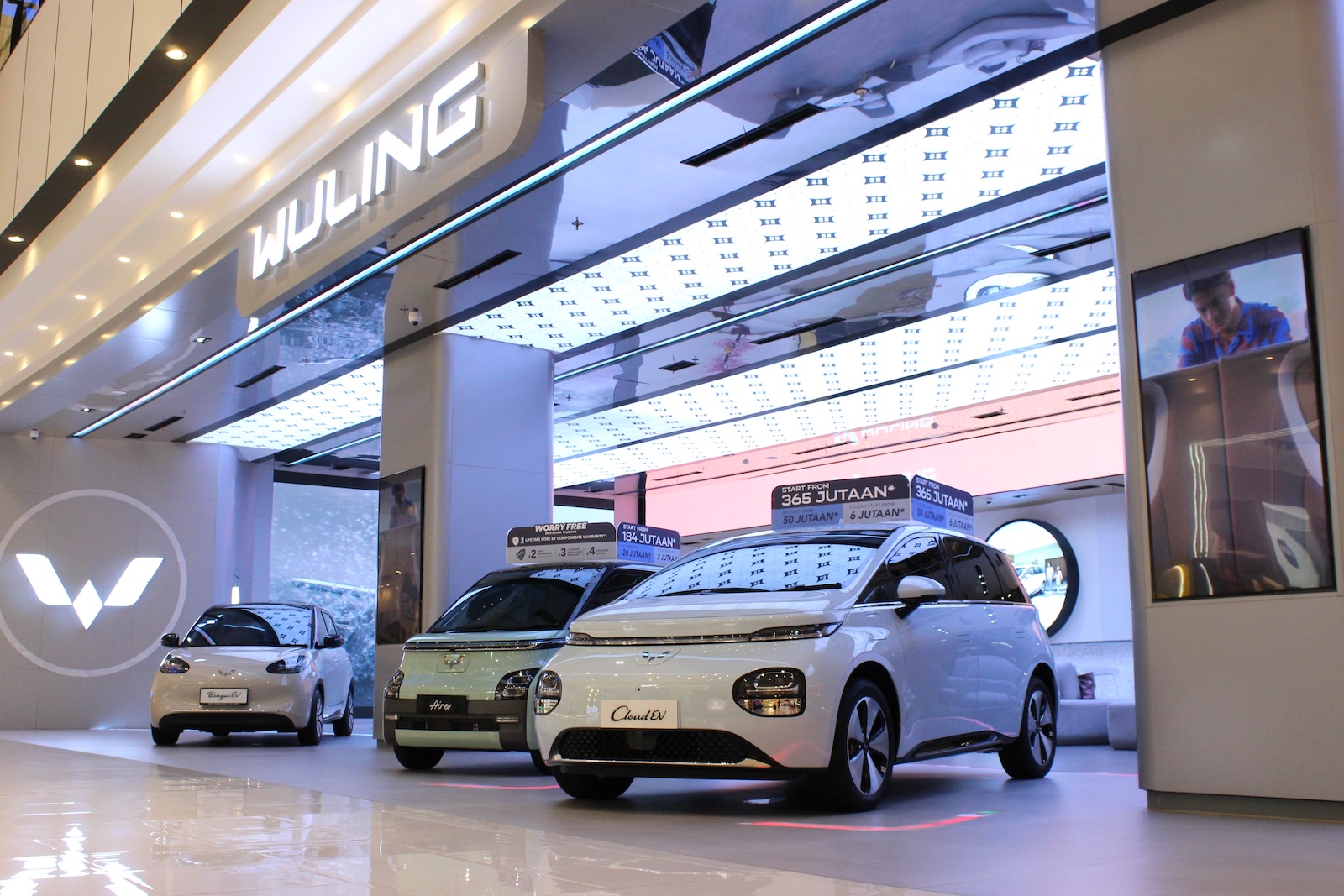 Wuling Resmikan Mall Showroom, Apa Saja Fasilitasnya?