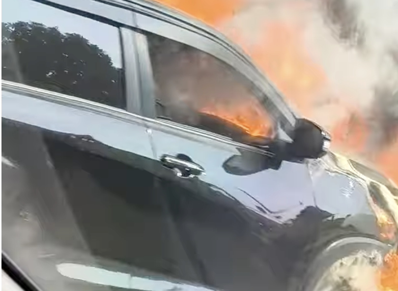 Innova Zenix Terbakar di Pintu Keluar Tol PIK, Gara-gara Korslet?