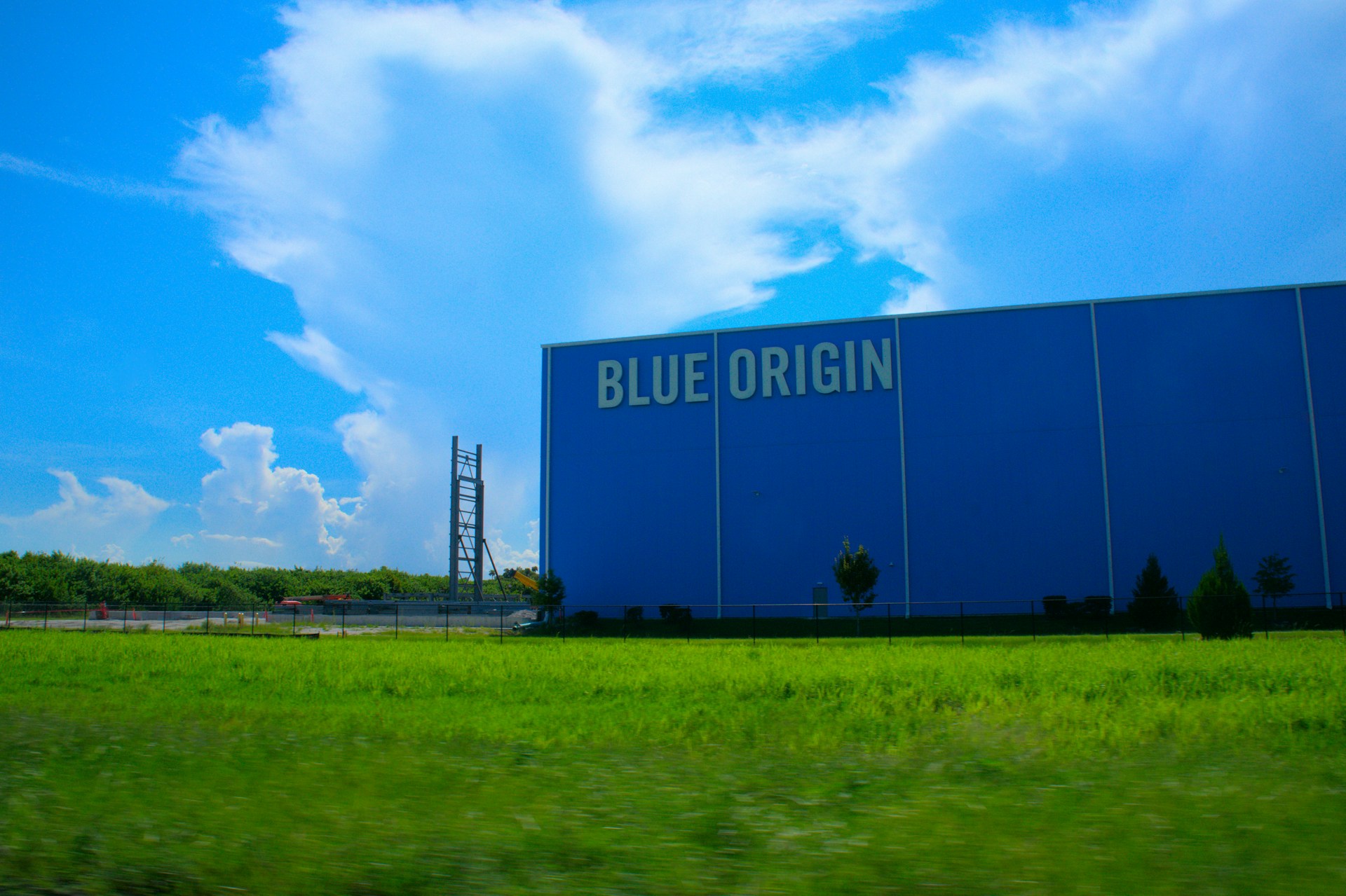 PHK Hinggapi Startup Jeff Bezos: 10% Karyawan Blue Origin Dipangkas
