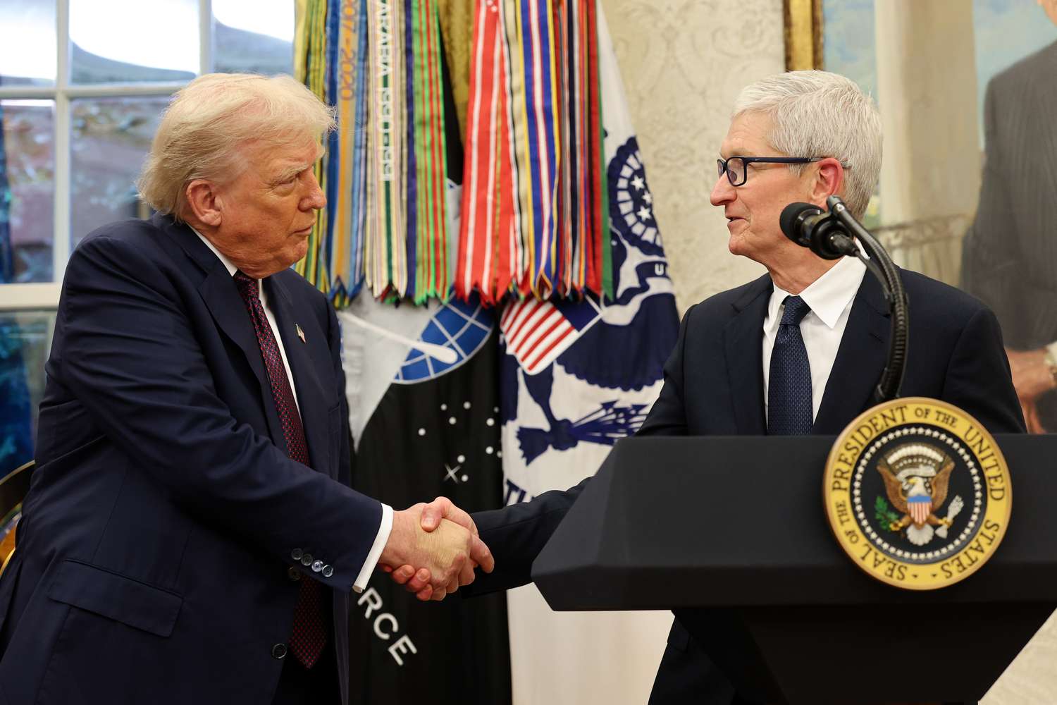 Strategi Tim Cook Redam Tarif Impor: Apple Kucurkan Rp1.628 T di AS