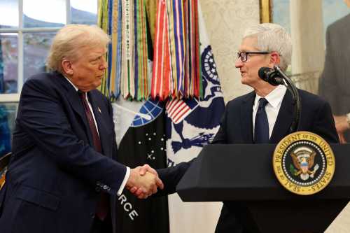 Strategi Tim Cook Redam Tarif Impor: Apple Kucurkan Rp1.628 T di AS