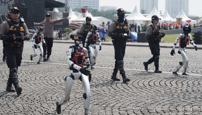 Aksi Skuad Robot Polri di Monas, Jago Lari Hingga Deteksi Bahaya Aksi Skuad Robot Polri di Monas, Jago Lari Hingga Deteksi Bahaya