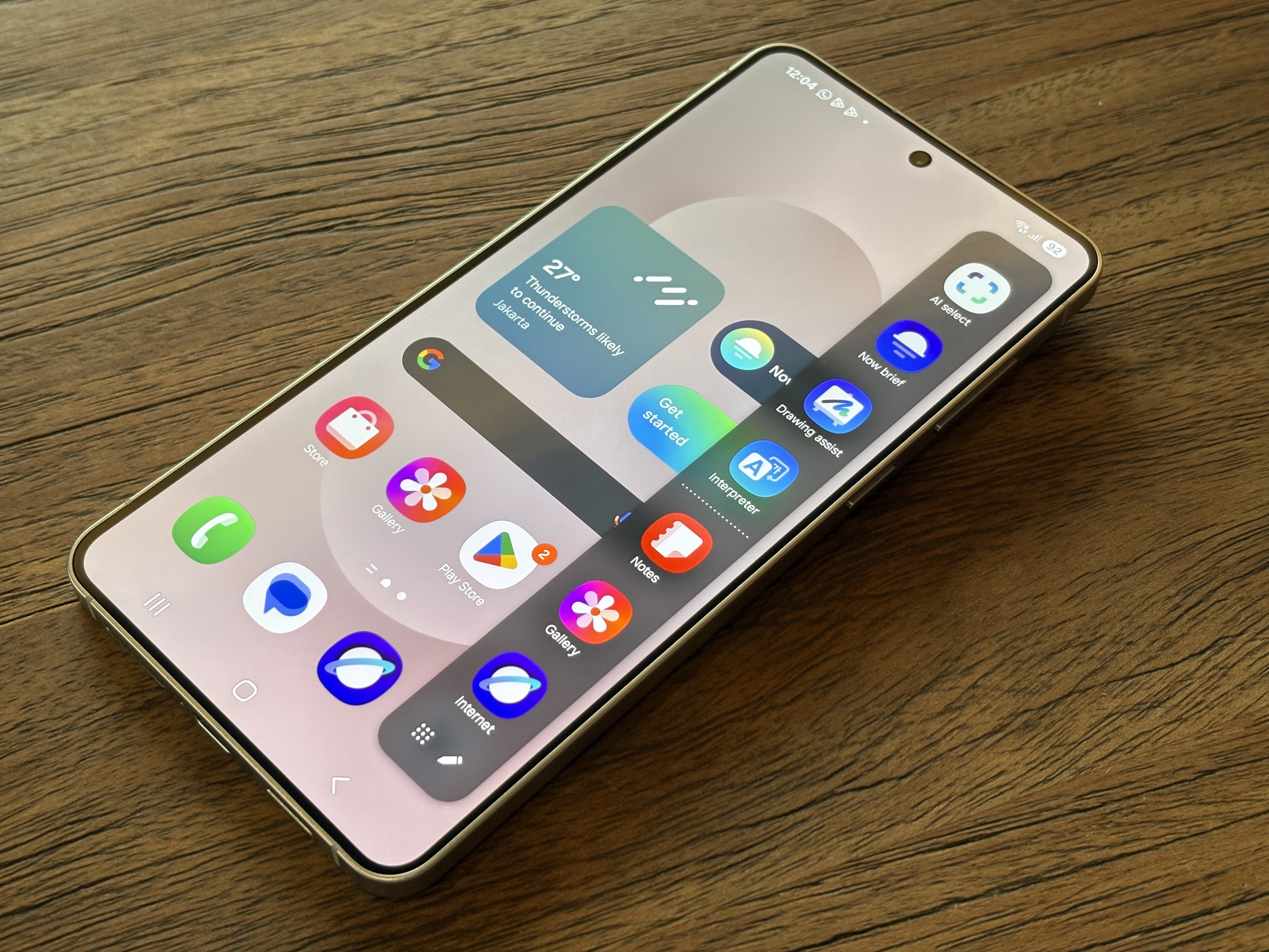 Ukuran layarnya cukup compact, 6,7 inci Dynamic AMOLED 2x QHD+ (Foto: Uzone.id) Ukuran layarnya cukup compact, 6,7 inci Dynamic AMOLED 2x QHD+ (Foto: Uzone.id)