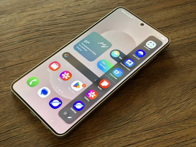 Ukuran layarnya cukup compact, 6,7 inci Dynamic AMOLED 2x QHD+ (Foto: Uzone.id)