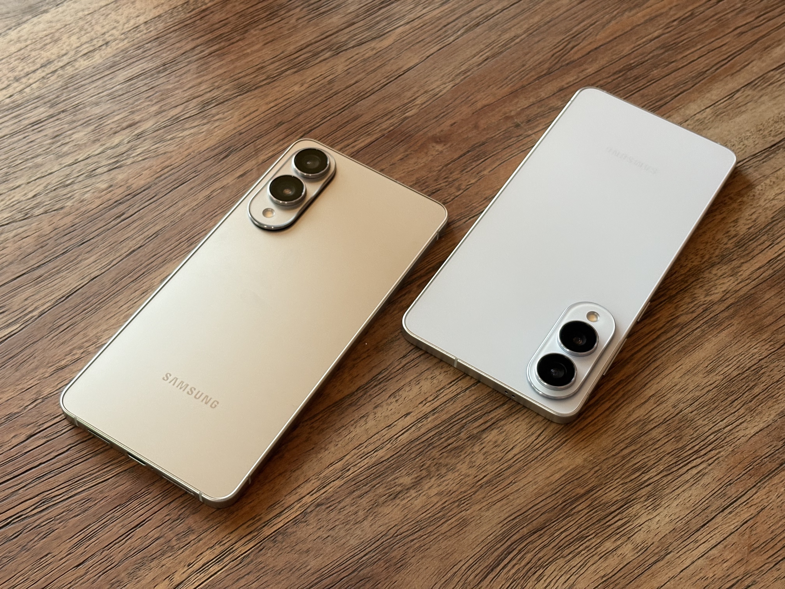 Bodi depan dan belakang sudah dilapisi titanium dan pelindung Corning Gorilla Glass Ceramic 2. (Foto: Uzone.id) Bodi depan dan belakang sudah dilapisi titanium dan pelindung Corning Gorilla Glass Ceramic 2. (Foto: Uzone.id)
