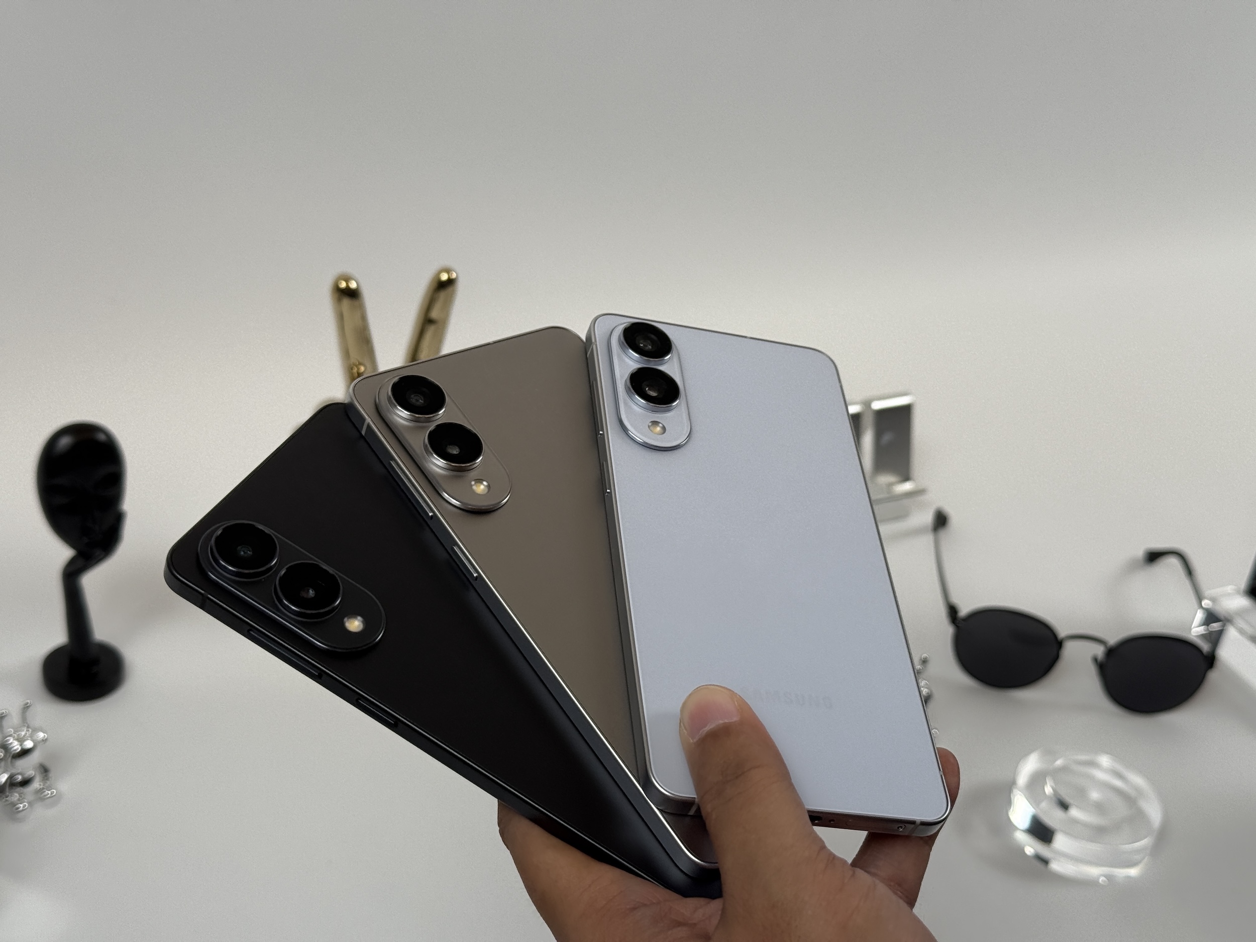 Varian warna Titanium Silver, Titanium Icyblue, dan Titanium Jetblack. (Foto: Uzone.id)
