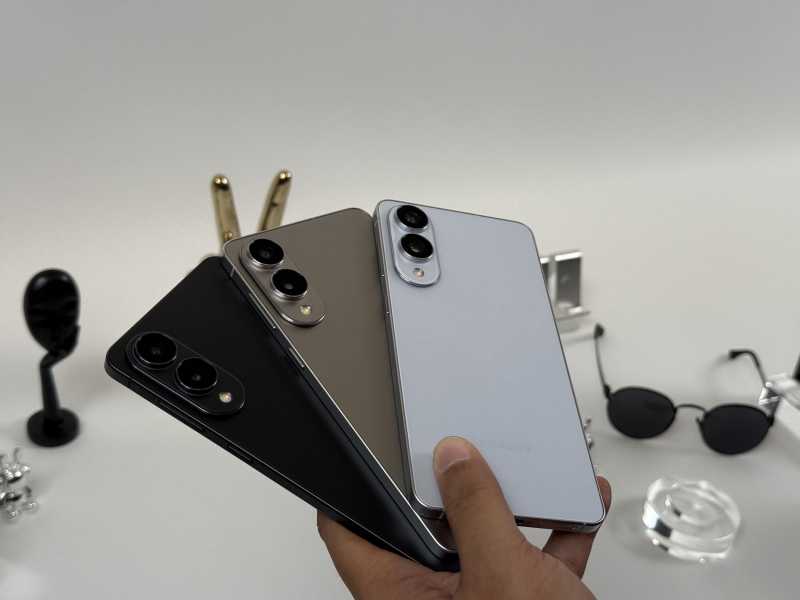 Varian warna Titanium Silver, Titanium Icyblue, dan Titanium Jetblack. (Foto: Uzone.id)
