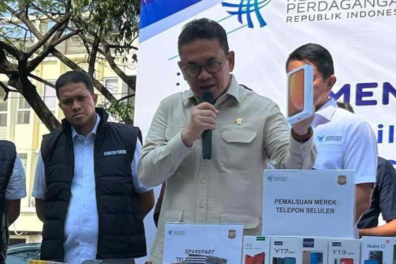 Pabrik iPhone &amp; Redmi Palsu di Jakbar Digerebek, Ribuan Unit Disita