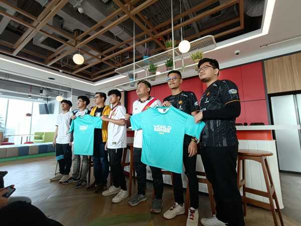 Foto: Thorrad, Poco Star dan RRQ Kazu di acara Pelepasan Tim Indonesia ke FFWS 2023