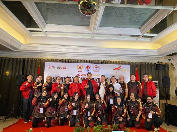 Foto: Menpora bersama Atlet Timnas MLBB Putri SEA Games 2023