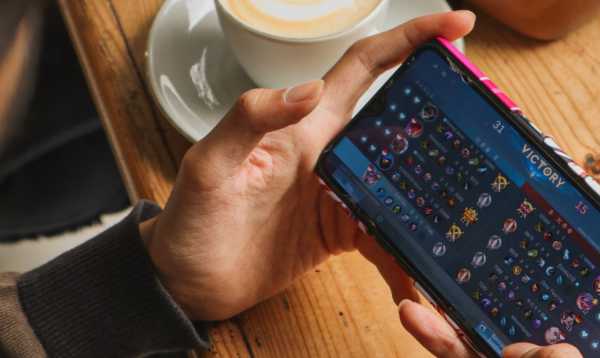 Ilustrasi menonton live streaming pertandingan Mobile Legends (Foto: Gradikaa Aggi/Unsplash)