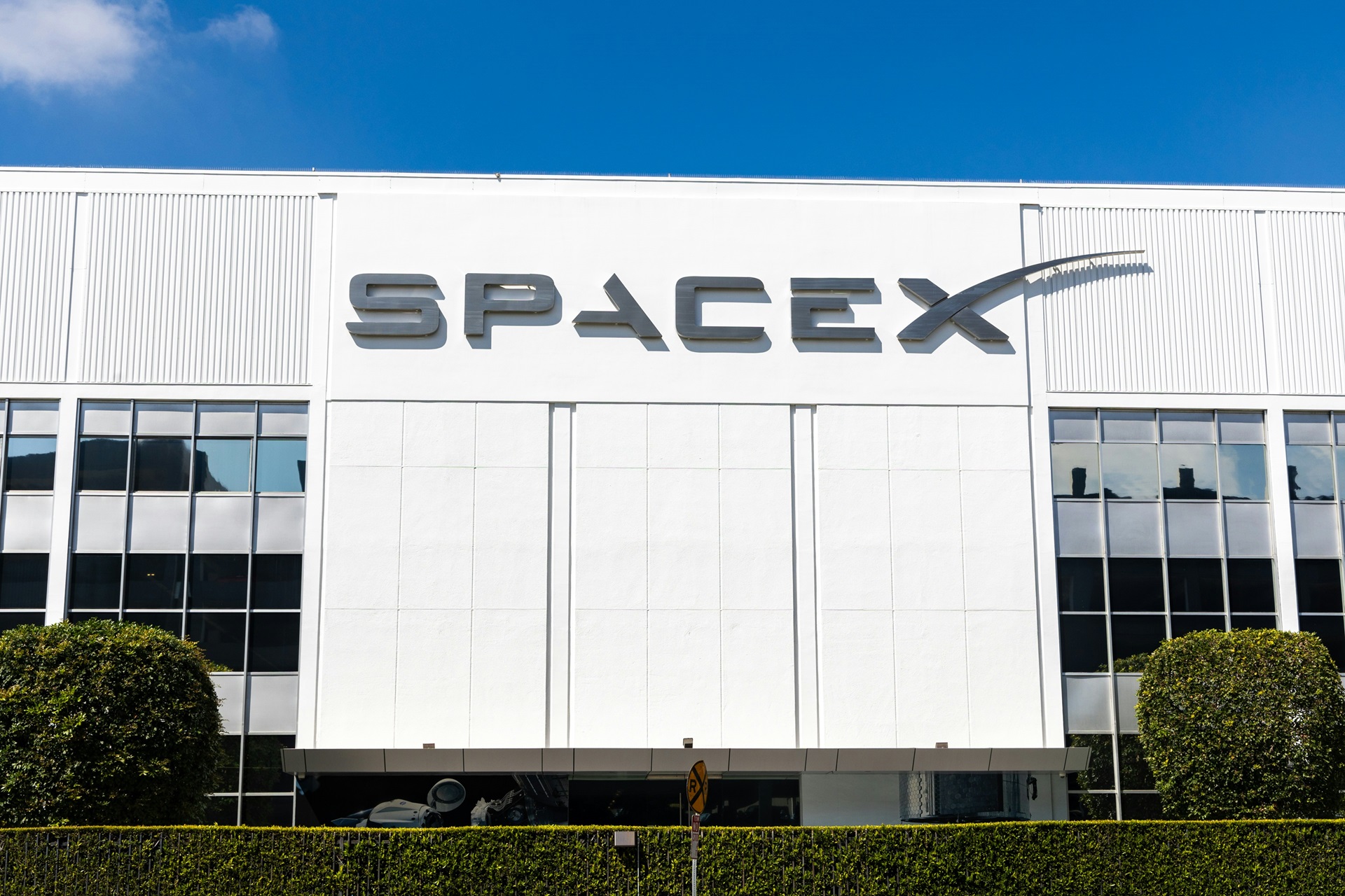 SpaceX Siap Suntik Dana Rp32,6 T untuk xAI
