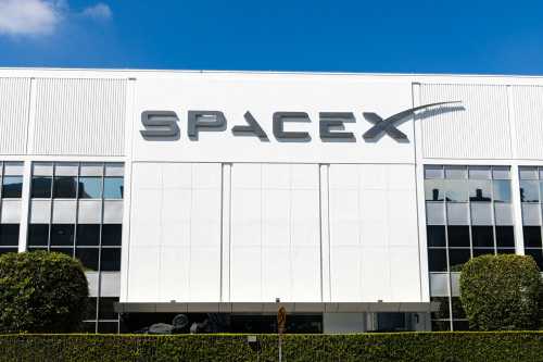 SpaceX Siap Suntik Dana Rp32,6 T untuk xAI