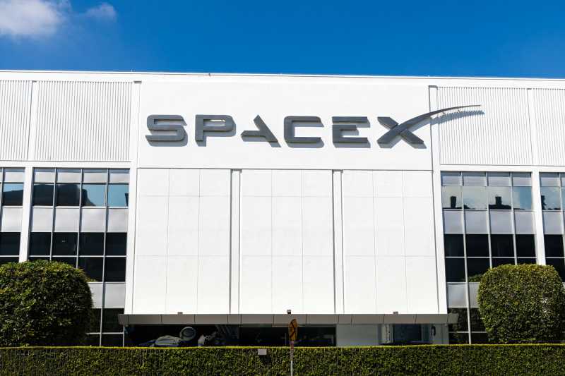 SpaceX Siap Suntik Dana Rp32,6 T untuk xAI