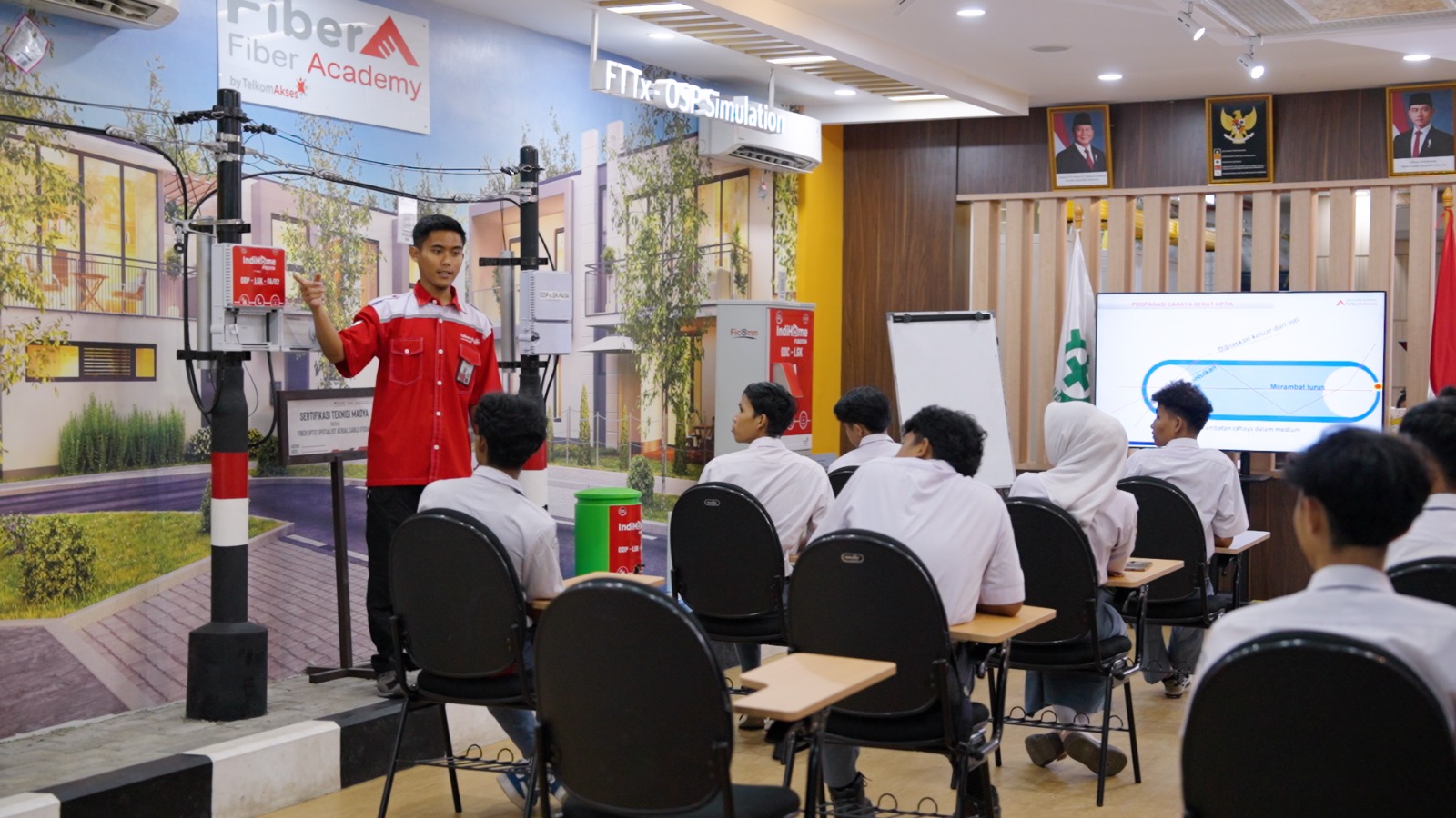 Fiber Academy Telkom Akses Perkenalkan KIDI untuk Guru dan Siswa