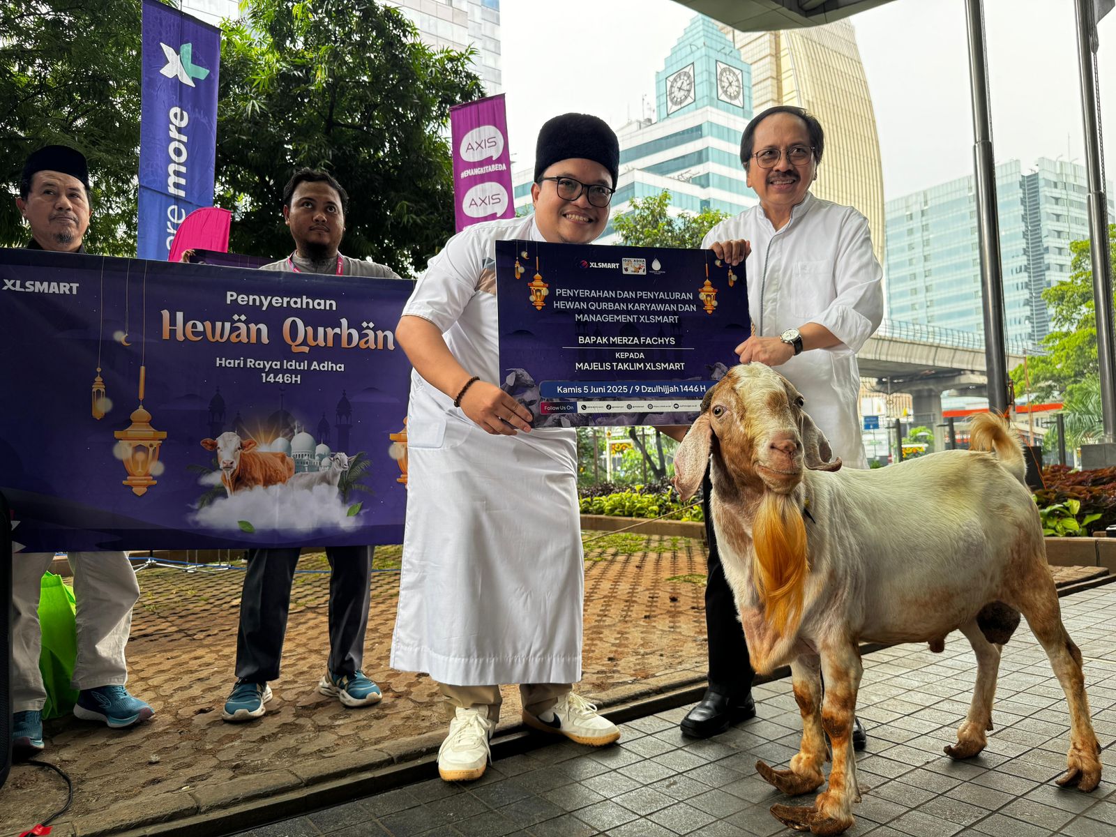 Iduladha 2025, XLSmart Sumbang 112 Hewan Kurban ke Berbagai Daerah
