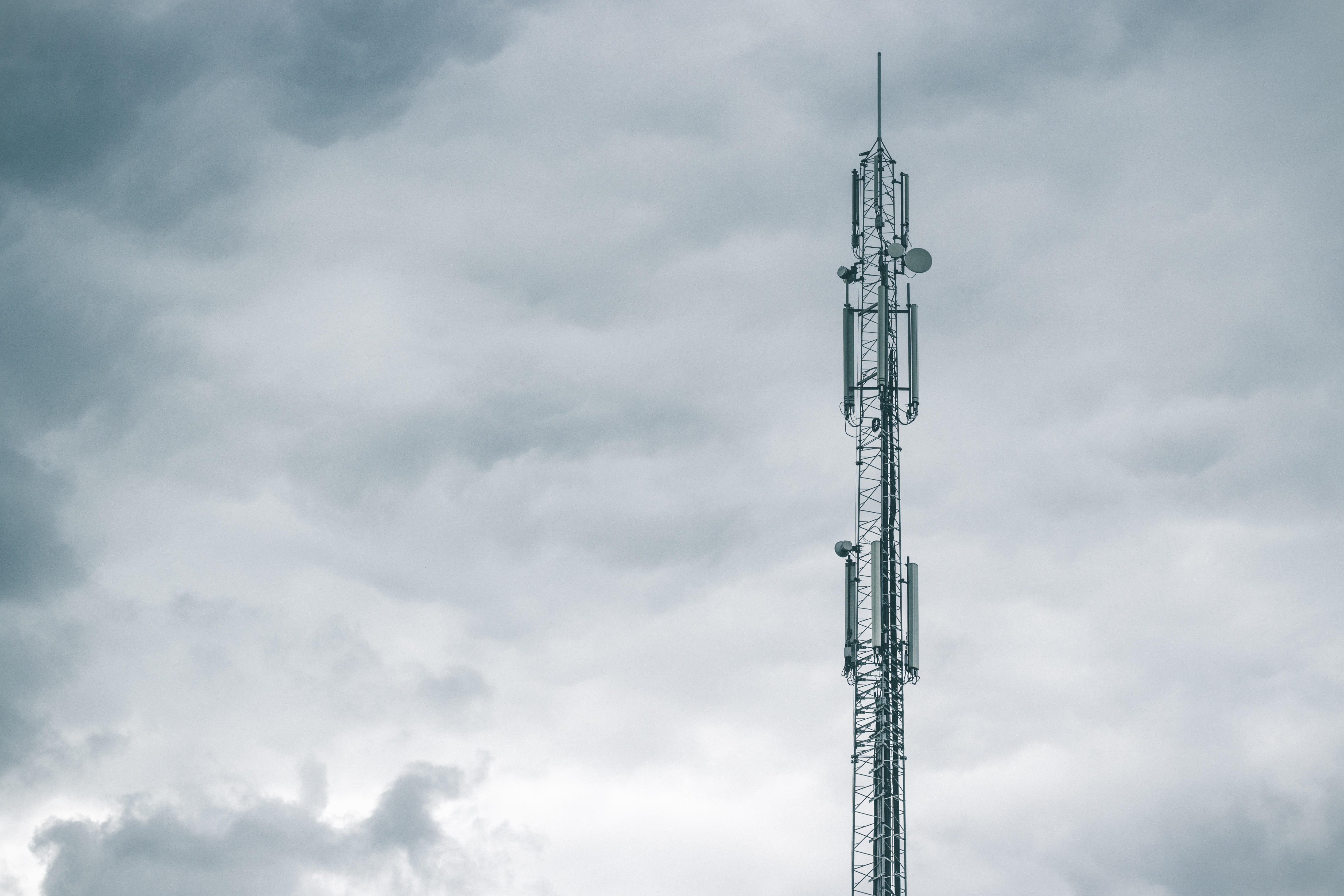 Komdigi Buka Lelang Pita 1,4 GHz, Percepat Internet Murah 100 Mbps