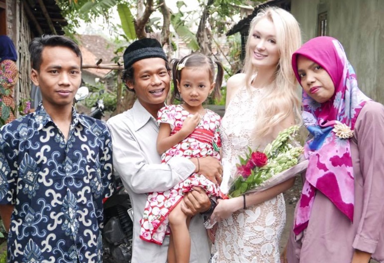 Foto Pernikahan Polly Alexandria Robinson dan Nur Khamid 